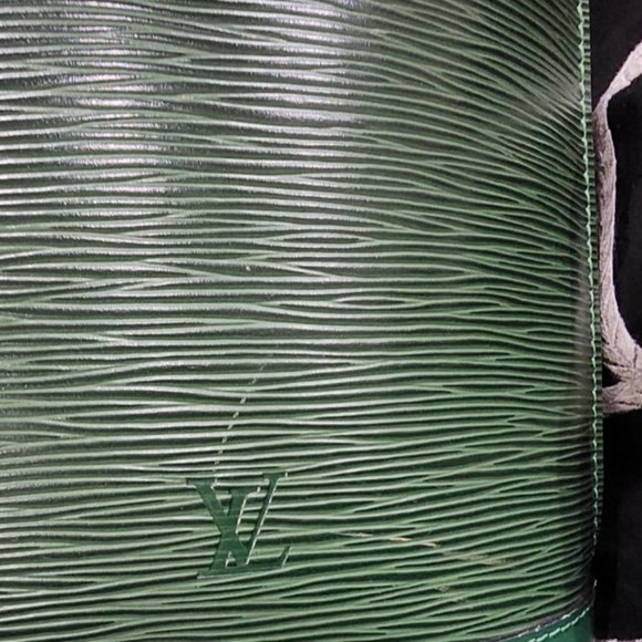 VV Good Used Condition Authentic Louis Vuitton Epi Leather Shoulder Bag - Picture 7 of 16